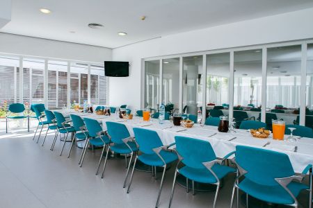 https://www.schwimmtrainingslager.com/de/media/catalog/product/cache/da432fc9ee79dfca32e073c2235ab4d7/s/c/schwimmtrainingslager_desmor_sports_center3.jpg