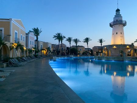 https://www.schwimmtrainingslager.com/de/media/catalog/product/cache/da432fc9ee79dfca32e073c2235ab4d7/s/c/schwimmtrainingslager_hotel_aliathon_village2.jpg