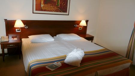 https://www.schwimmtrainingslager.com/de/media/catalog/product/cache/da432fc9ee79dfca32e073c2235ab4d7/s/c/schwimmtrainingslager_hotel_bristol4_1.jpg