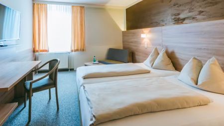 https://www.schwimmtrainingslager.com/de/media/catalog/product/cache/da432fc9ee79dfca32e073c2235ab4d7/s/c/schwimmtrainingslager_sporthotel_kapfenberg2_1.jpg