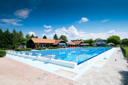https://www.schwimmtrainingslager.com/de/media/catalog/product/cache/da432fc9ee79dfca32e073c2235ab4d7/s/c/schwimmtrainingslager_terme_catez.jpg